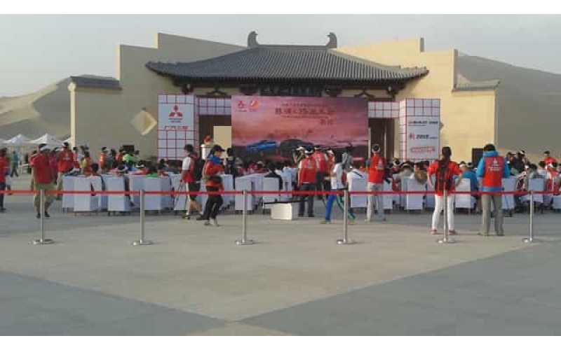 2014年廣汽三菱戶外異型桁架背板搭建